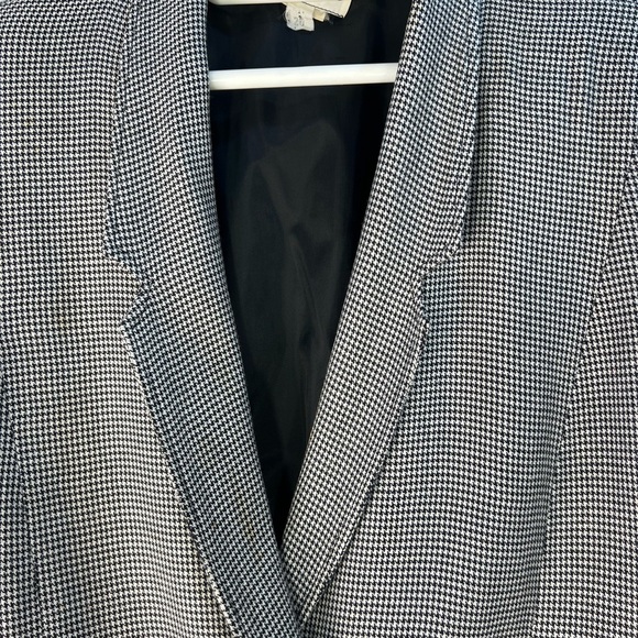 Elegant Black and White Checkered Blaze - Picture 12 of 14